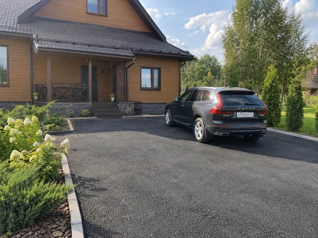Парковка у частного дома из укатанной асфальтовой крошки